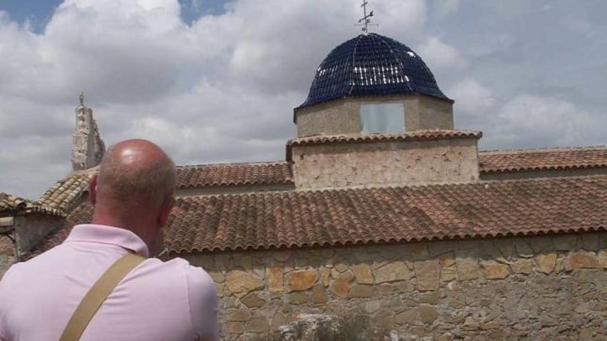 El presidente de la Asociación contempla la nueva cúpula de la ermita.