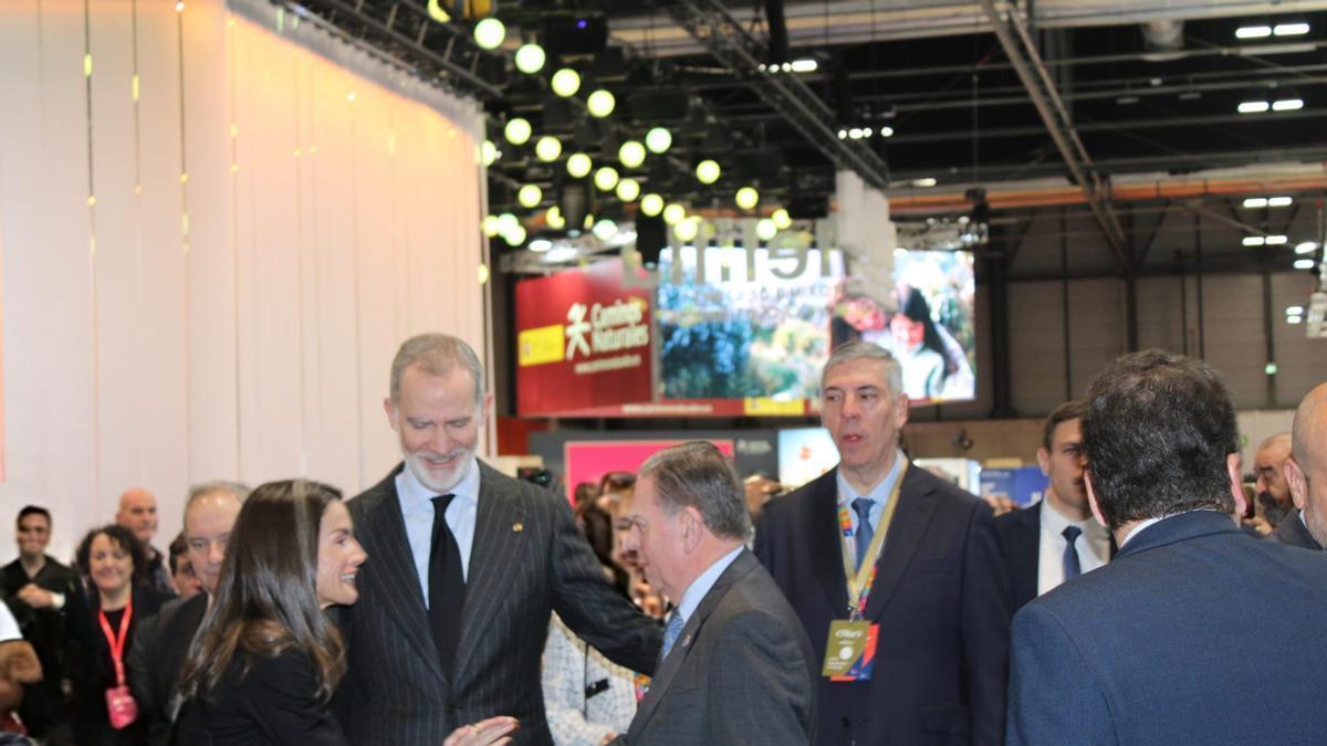 VÍDEO: Canteli se salta el protocolo de Fitur y consigue una foto con los Reyes
