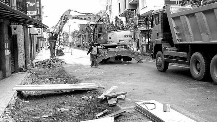 Obras en la calle Nemesio Sobrino, de Llanes.