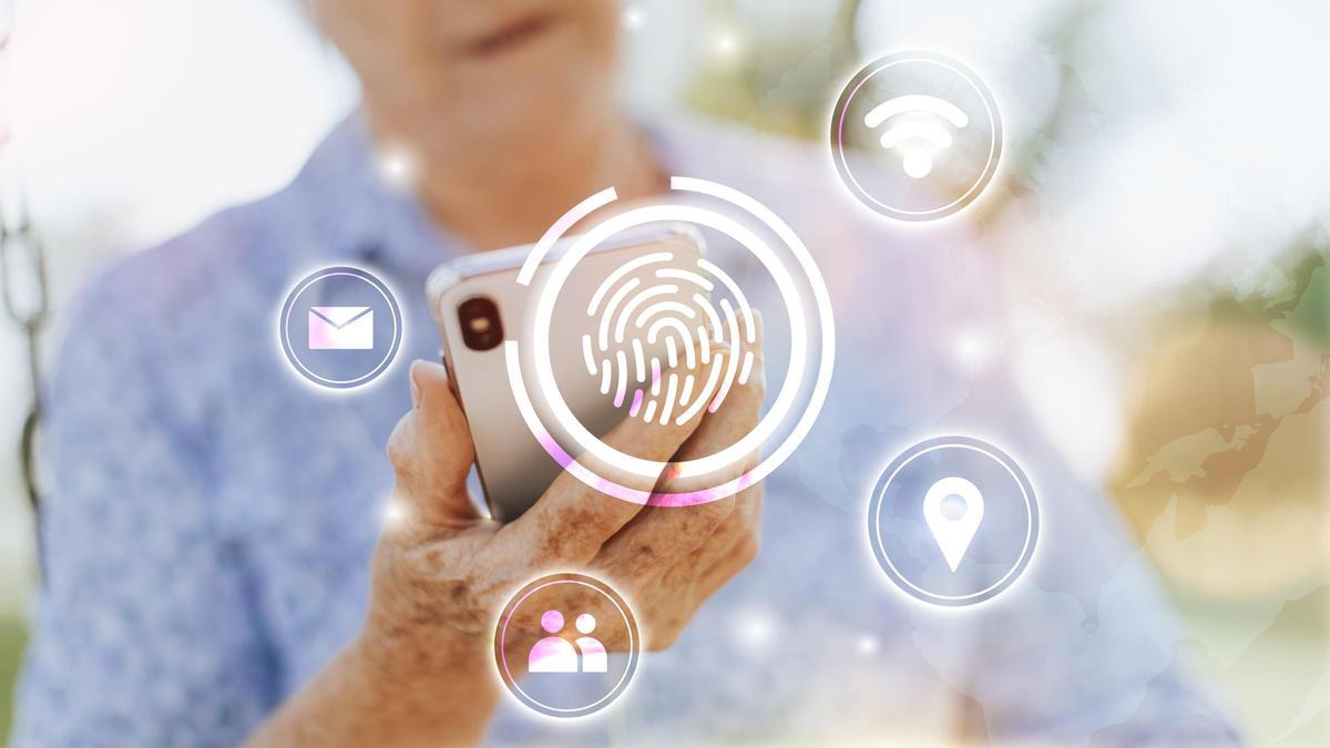 Una mujer utiliza su teléfono móvil.