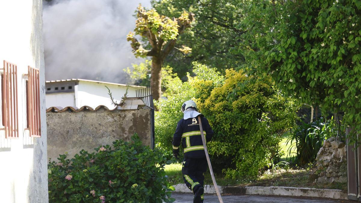 Los bomberos de Avilés en la extinción de un incendio de una caseta en la Avenida de Gijón