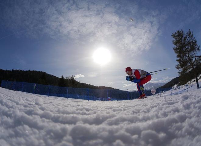 Achbadrakh Batmunkh de Mongolia prueba sus esquís antes de la ronda de clasificación para el evento de 10 kilómetros (clásico) de campo a través del Campeonato del Mundo de Esquí Nórdico FIS.