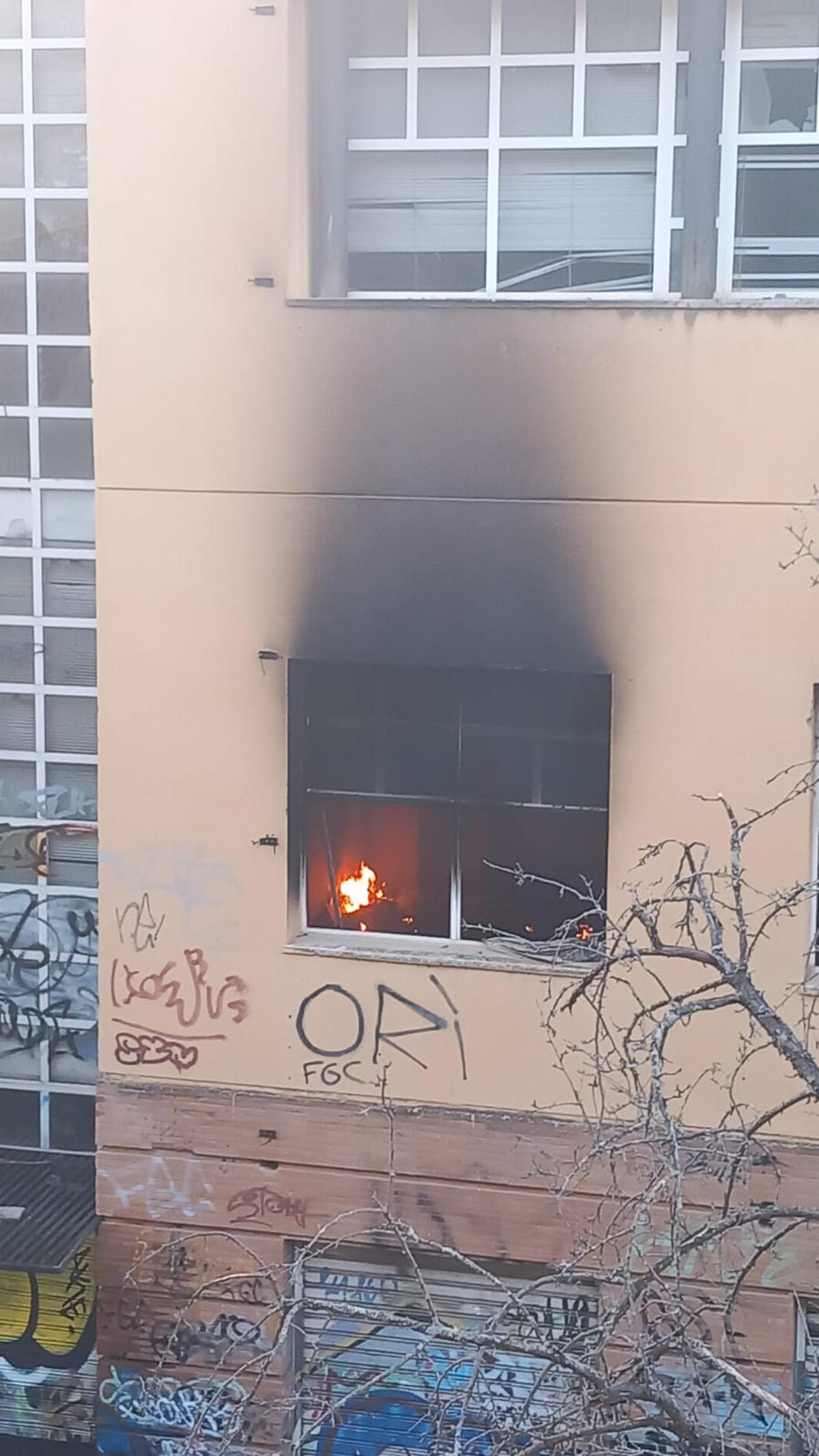 Fotogalería | Las imágenes del incendio el edificio abandonado de Reyes Huertas Fotogalería | Las imágenes del incendio el edificio abandonado de Reyes Huertas