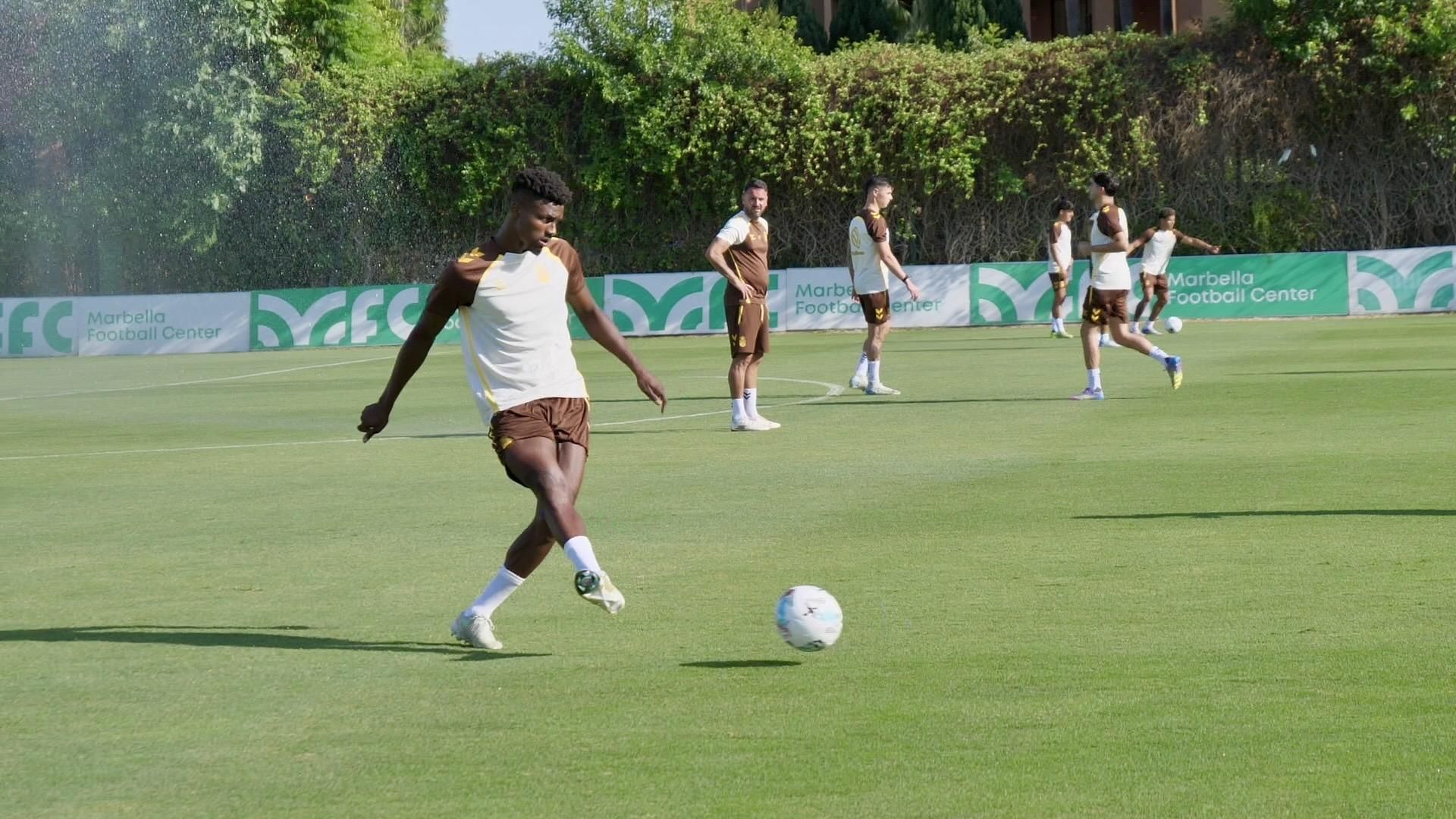Entrenamiento de la Unión Deportiva Las del 14 de julio 25