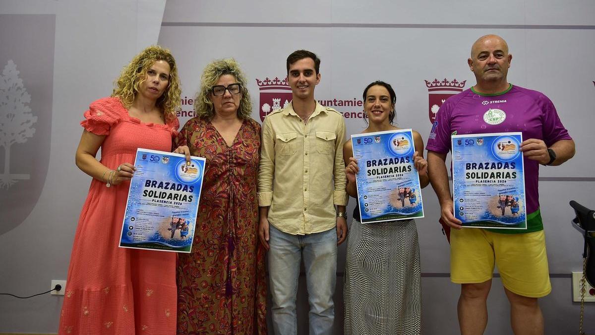 Plasencia nada por los niños saharauis con las 'Brazadas Solidarias'.