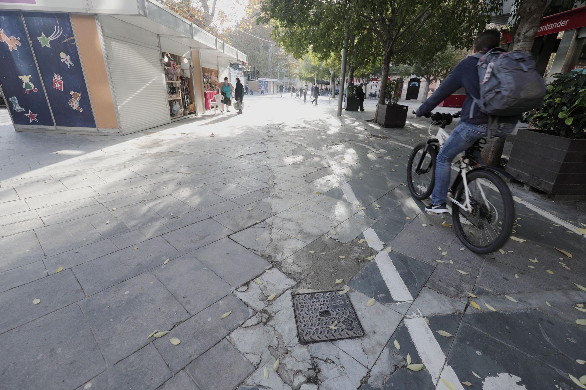 El pavimento de la plaza de España de Palma continúa degradándose