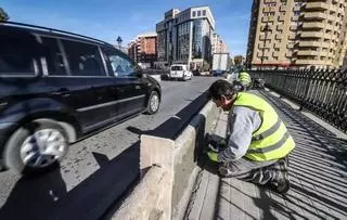 Las obras de reparación de pretiles se extienden al puente de la Petxina