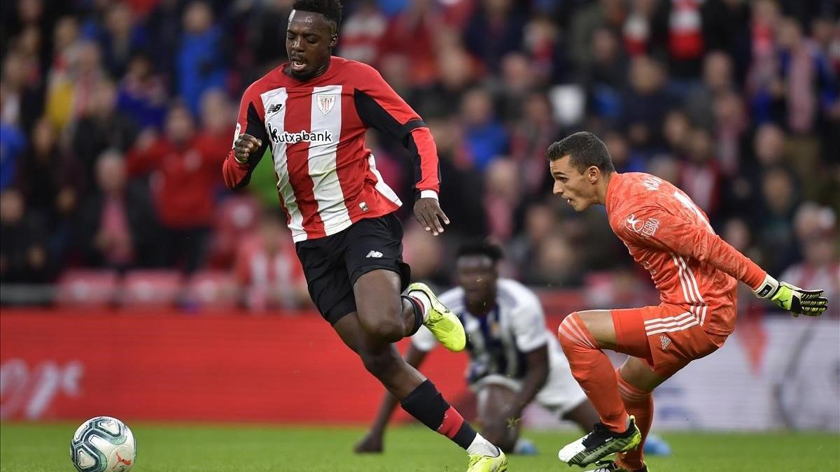 Iñaki Williams intenta batir a Masip, guardameta del Real Valladolid