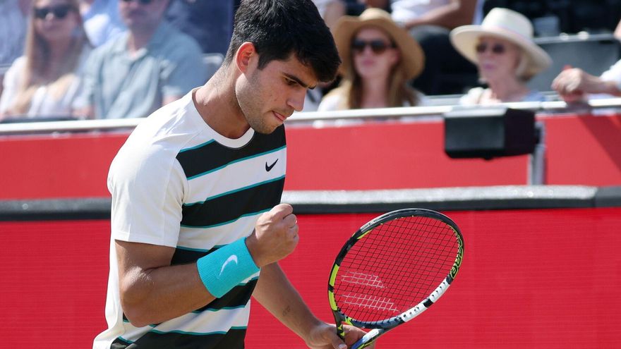Alcaraz celebra un punto en su debut en Queen's de este martes.