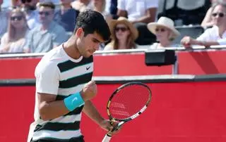 Alcaraz debuta en Queen's con un solvente triunfo