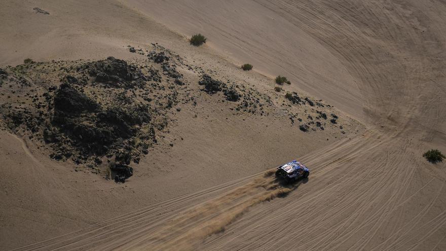 Nani Roma i Àlex Haro, amb el seu Ford, durant la primera etapa el línia