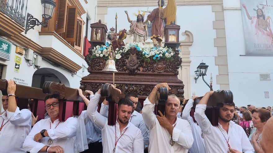 Fe y devoción en la salida extraordinaria por el centenario de Jesús Resucitado de Aguilar