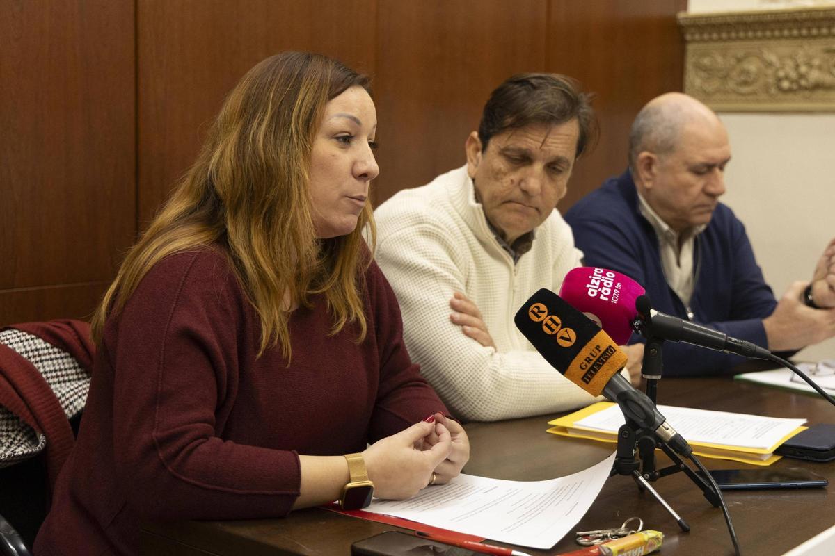 La portaveu del PSPV, Gemma Alós; l’alcalde d’Alzira, Alfons Domínguez, i el portaveu d’UCIN, Enrique Montalvá