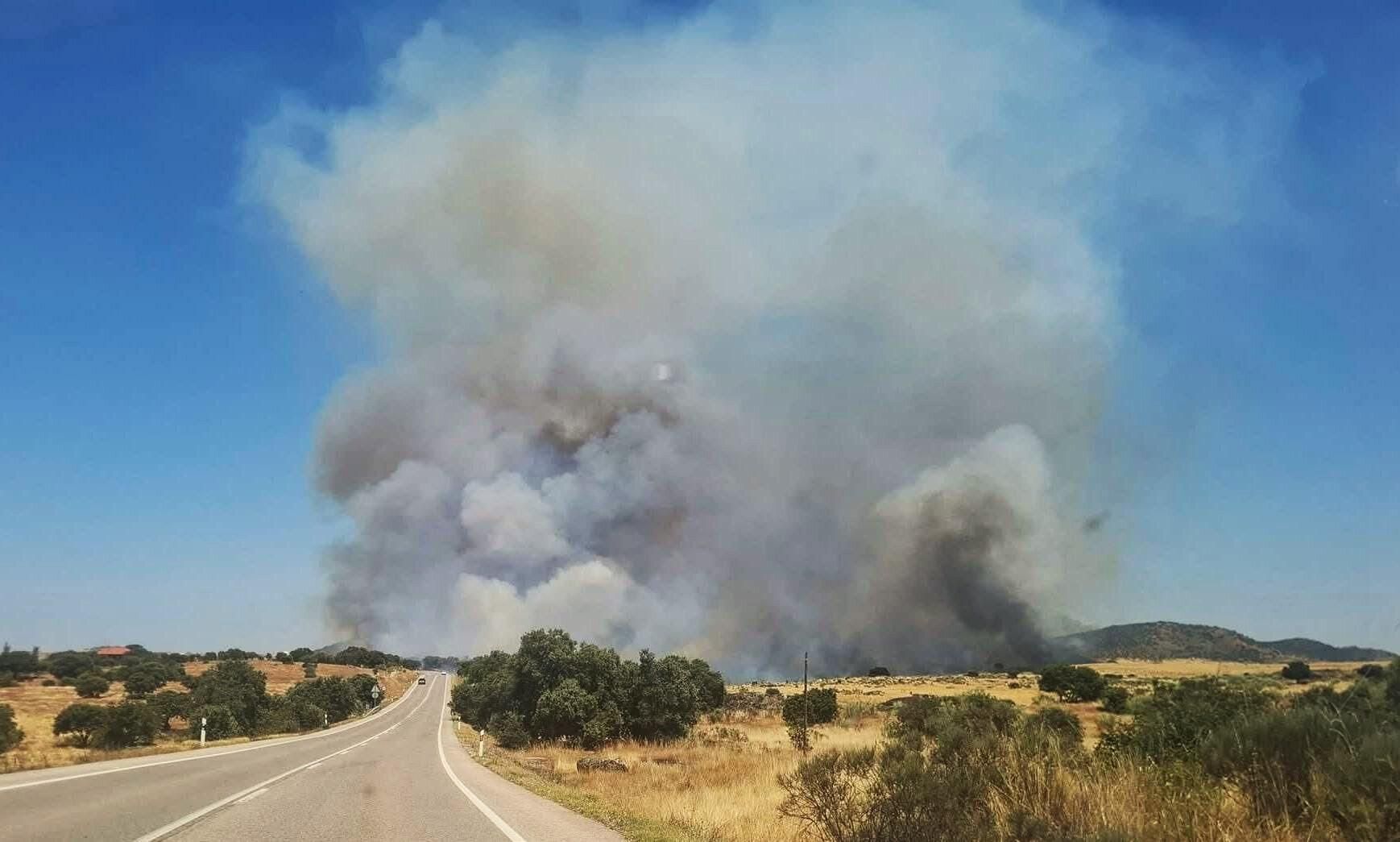 Un incendio forestal en Cáceres corta la A-66