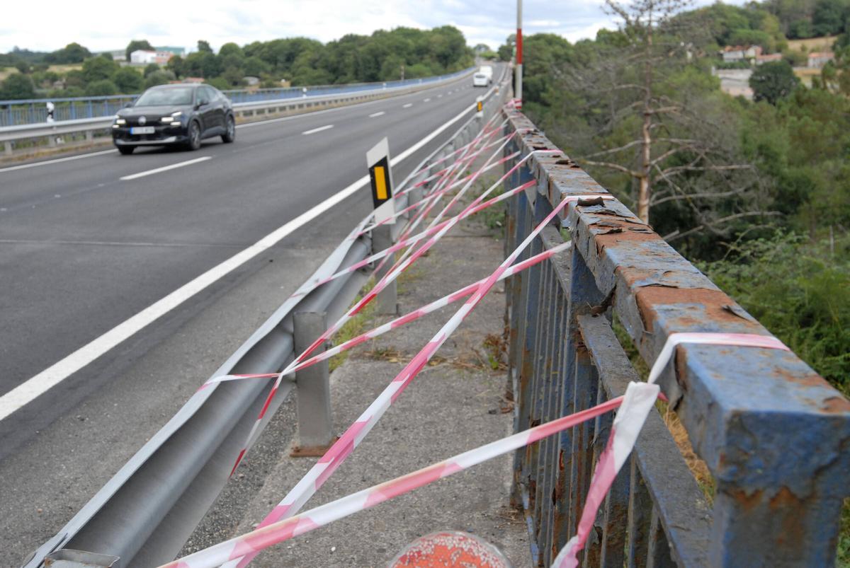 Uno de los pasos para peatones en Ponte Taboada, precintado.