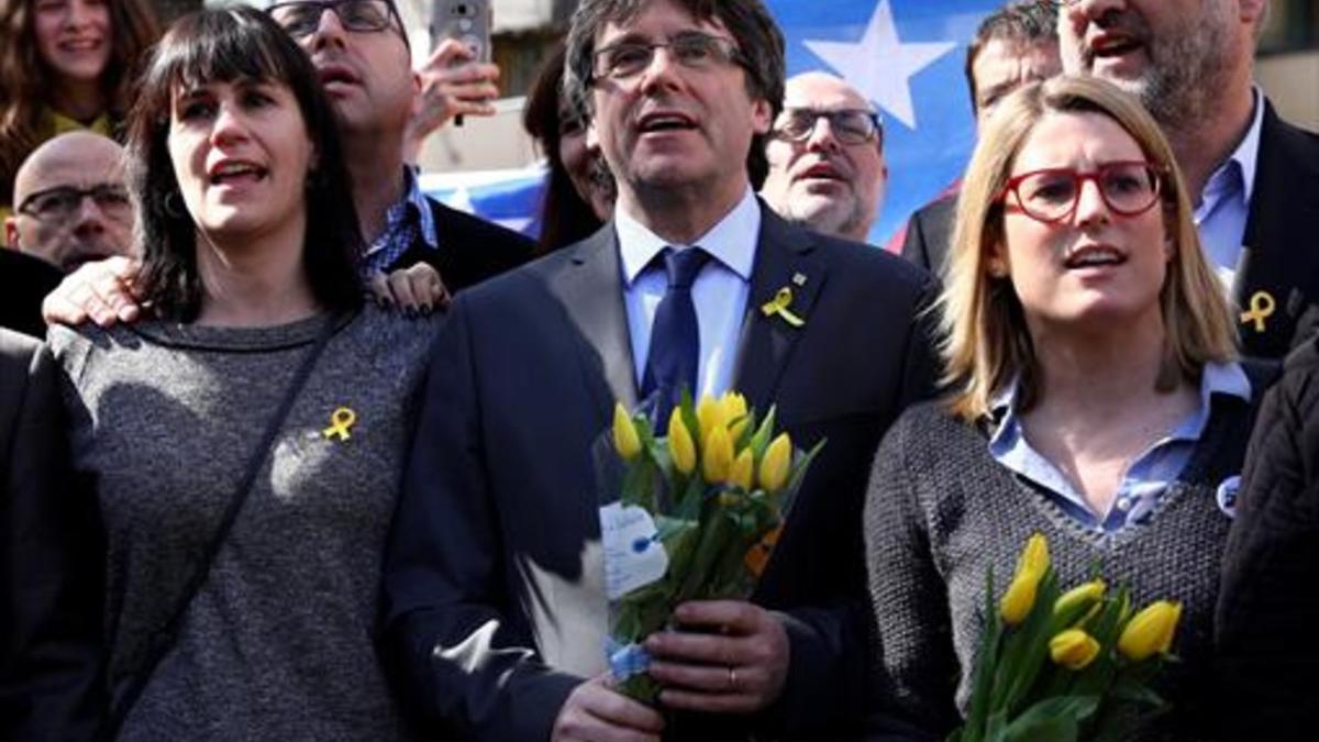 Puigdemont, con la portavoz de JxCat, Elsa Artadi,tras una rueda de prensa ayer en Berlín.