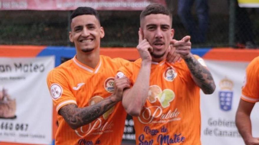 Raúl Sosa -izquierda- y Ale González celebran uno de los goles del San Mateo.