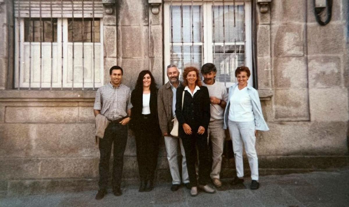 Mª Carmen Rodal, en medio de compañeras y compañeros en las celebraciones de ayer. Abajo, a la derecha, con miembros de la plantilla municipal que trabajaban en el viejo consistorio.   | // G.NÚÑEZ