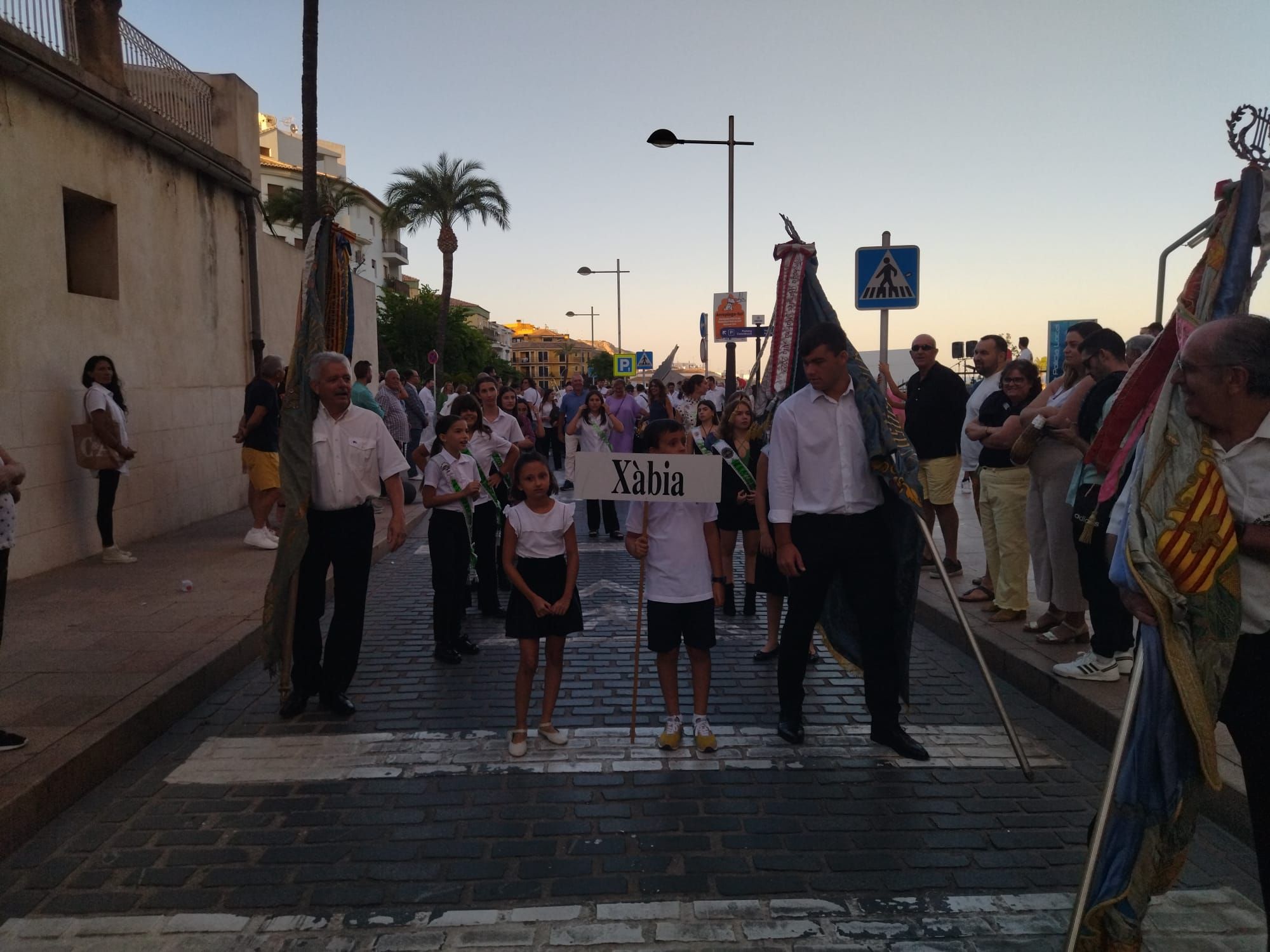 Xàbia, capital de la música: más de 800 músicos de toda la comarca llenan de vida las calles (imágenes)