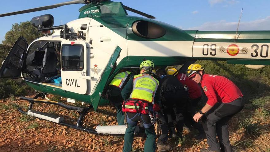 Bomberos y guardias civiles trasladan al excursionista