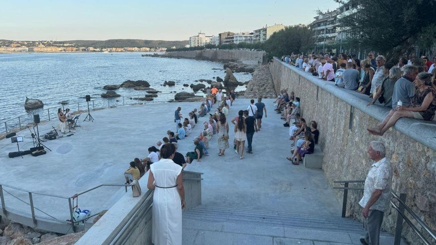 Les imatges de la inauguració de la remodelació del passeig Lluís Albert de l'Escala