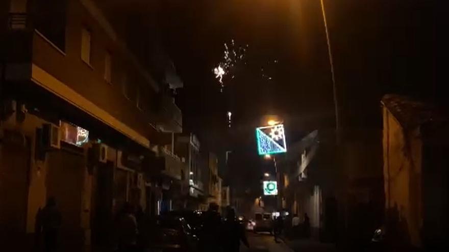 Los vecinos de Torre Pacheco lanzan fuegos artificiales por la victoria de Marruecos