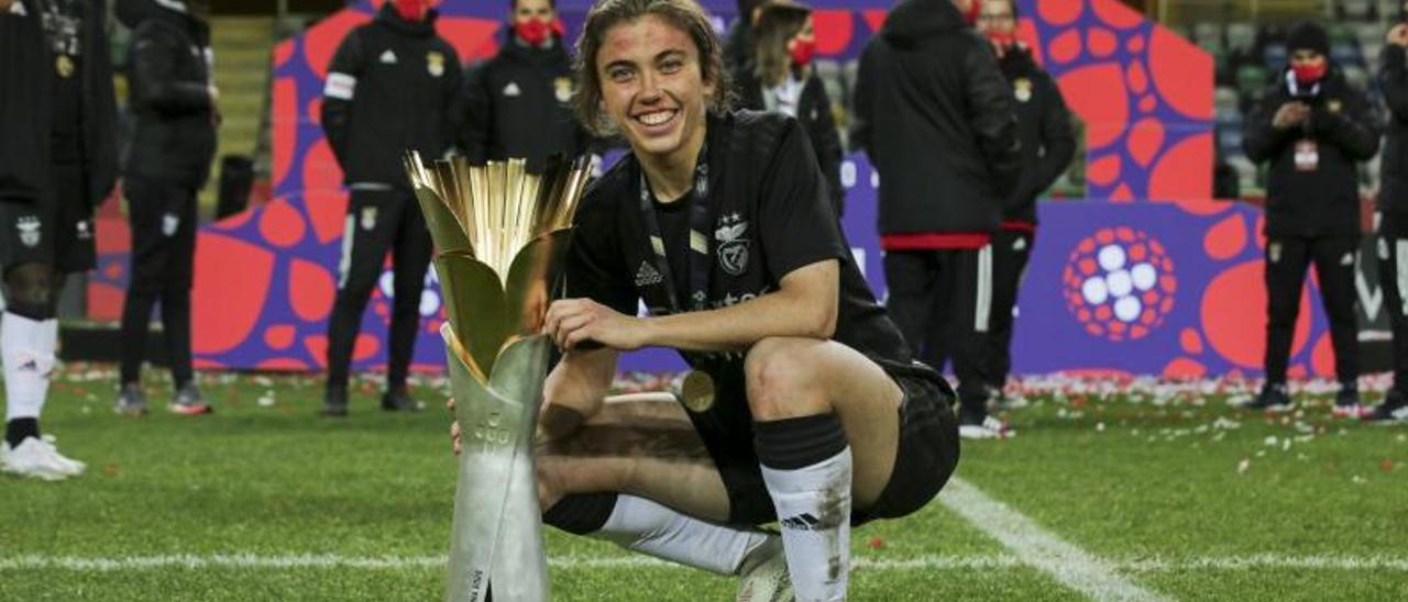 “Pauleta”, con el trofeo, tras conquistar la Taça da Liga al ganar al SC Braga por 3-0 en Aveiro.