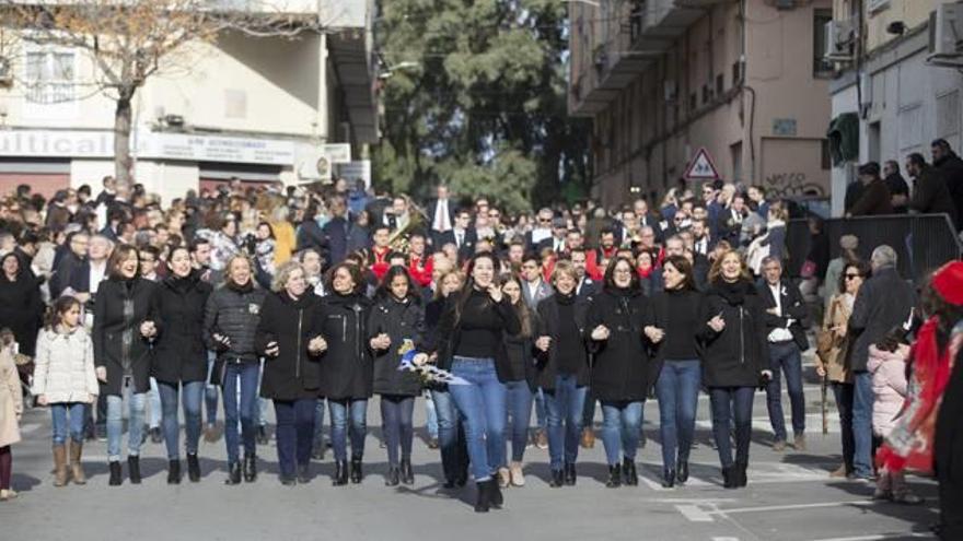 El desfile arranca en la calle Baltasar Carrasco junto a una de las agrupaciones musicales.