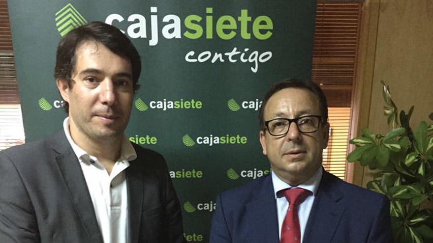 A la derecha de la foto, Jose Manuel Garrido, director de Relaciones Institucionales y Comunicación de la entidad Cajasiete y el gerente de Entrees.es, Enrique Castilla, en su encuentro del pasado miércoles.