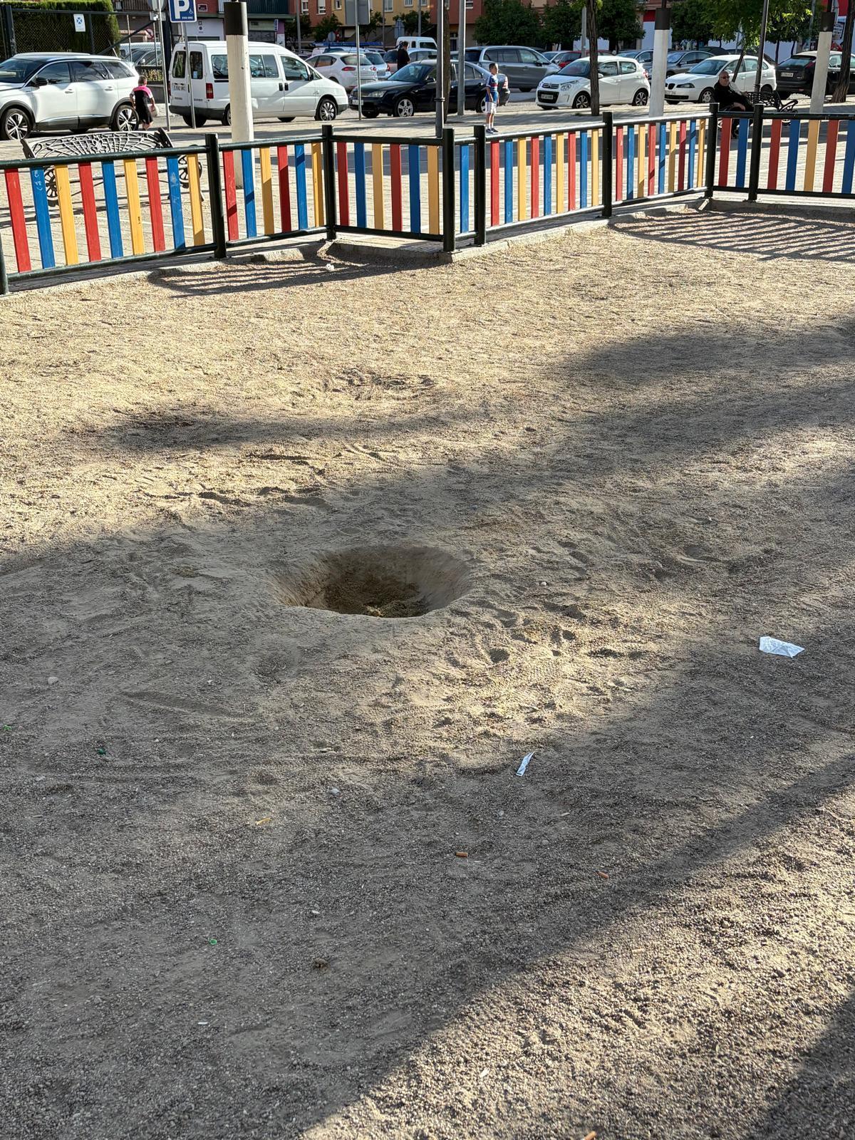 Detalle del agujero en la arena que señalan desde Facua.
