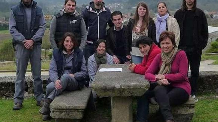 Despedida de alumnos y profesores en su partida a Francia. // D.P.