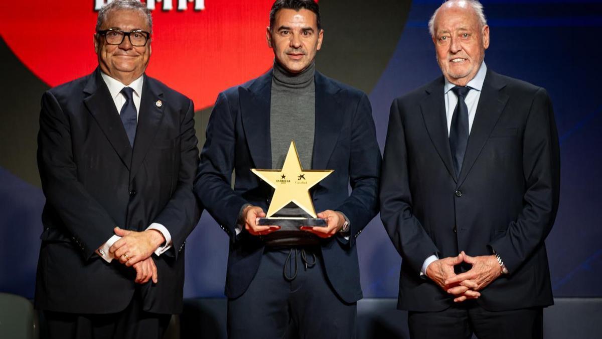 Michel va rebre el premi del jurat de la gala de la Federació Catalana de Futbol.