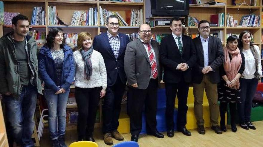 El conselleiro de Educación visitó el colegio de Cañiza. // A.H.