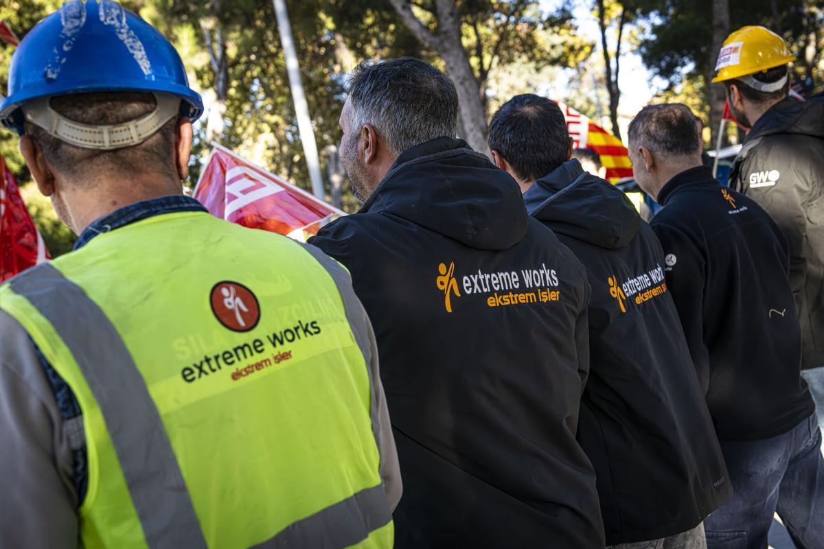 La Generalitat detecta decenas de trabajadores turcos 'simpapeles' en las obras de Camp Nou, Una veintena de empleados de una subcontrata son despedidos y protestan frente al estadio.
