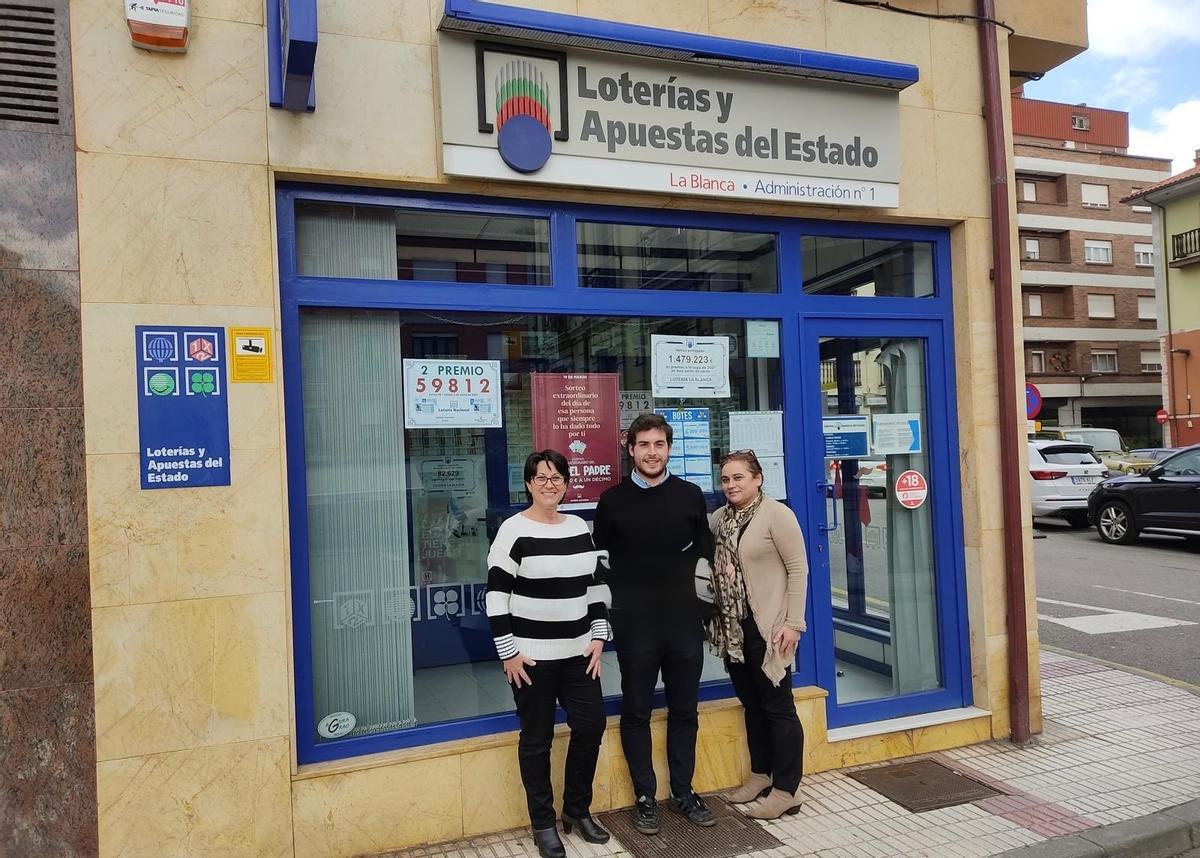 Por la izquierda, Maite Canal, su hijo Sergio Palacio y la empleada de la administración, Anna Fernández