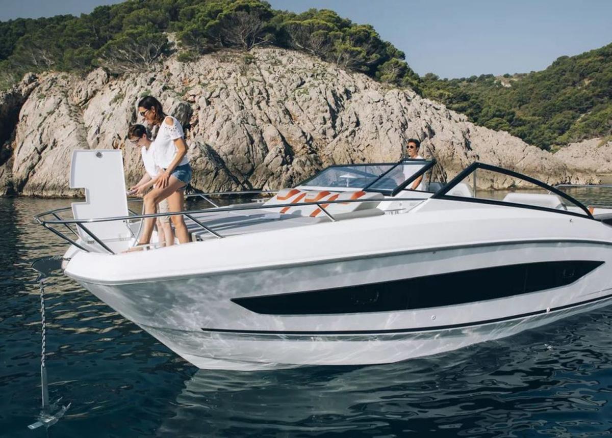 La Flyer 10, con gran solarium y bañera con dinete amplia. | BENETEAU