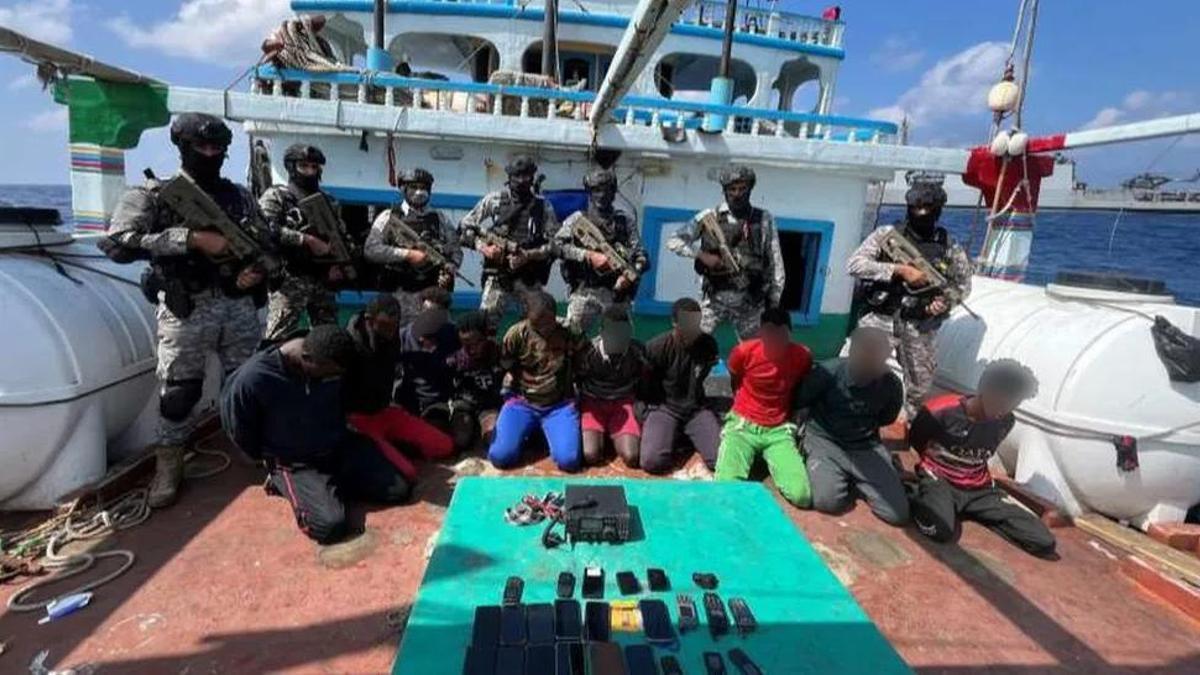 Pilatas somalíes tras ser detenidos por la Indian Navy
