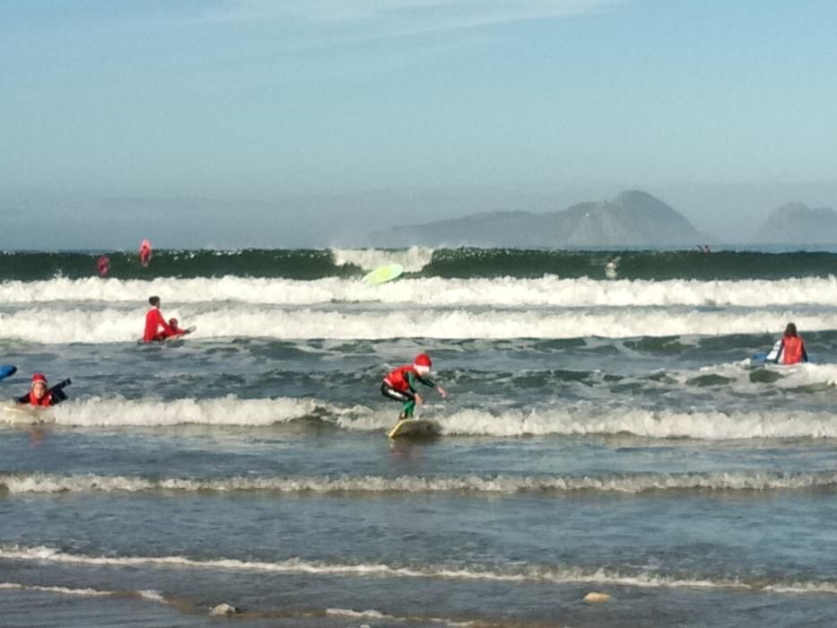 Papá Noel surfea en la playa de Patos