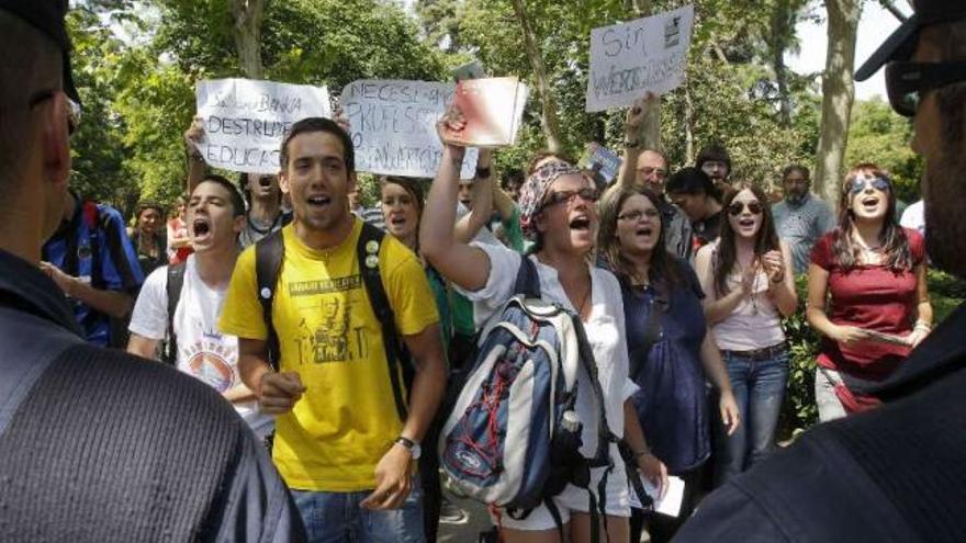 La Xunta reforzará las becas para que nadie quede excluido de la universidad