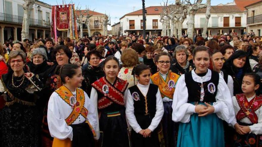 Las águedas que participaron en el I Encuentro Provincial reunidas en la Plaza Mayor de Fuentesaúco.