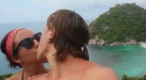 L’estudiant californià Brandon Lerry es gasta la beca viatjant a Tailàndia amb la seva nòvia.