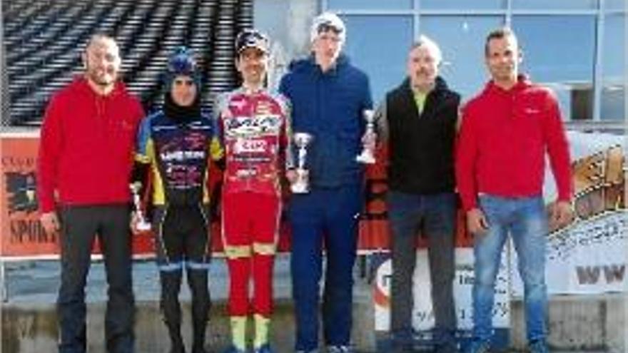 El veterà ciclista i regidor de Bescanó, Jaume Coca, va donar els trofeus.