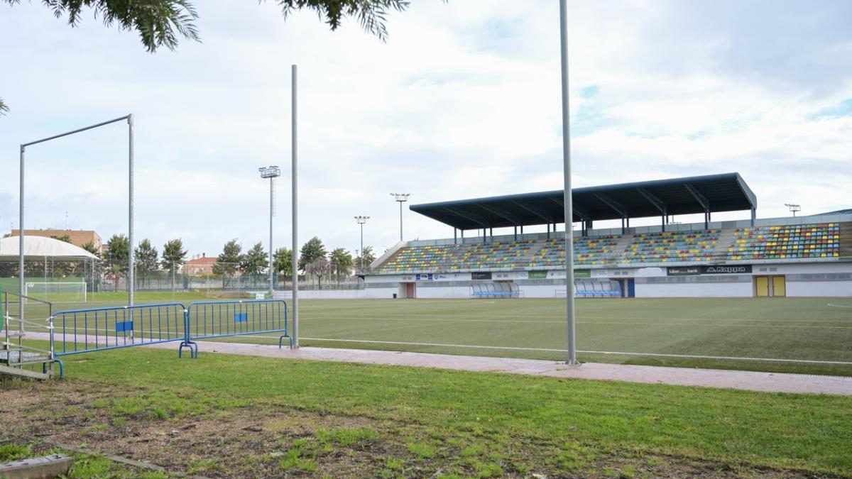 El Ayuntamiento de Badajoz destina 200.000 euros a renovar el césped artificial del campo de fútbol del Vivero