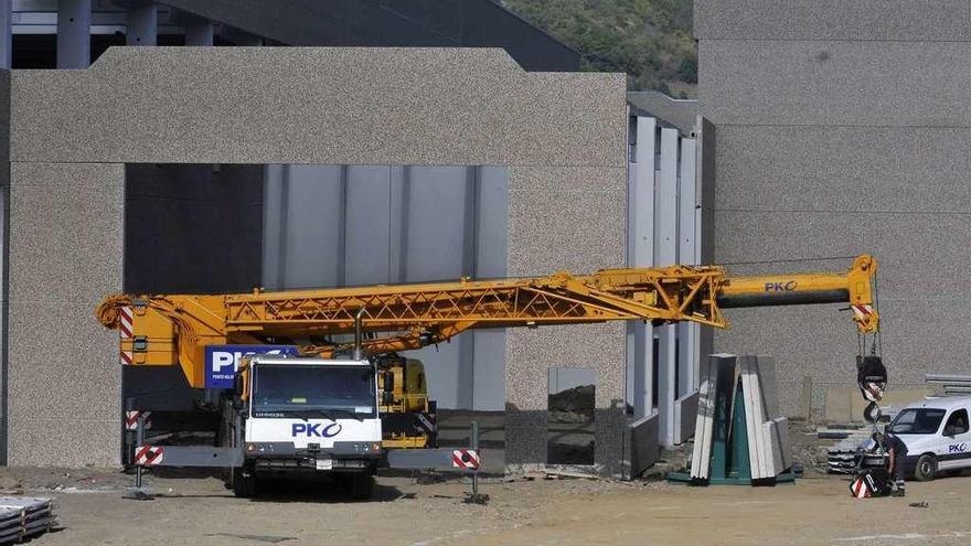 Obras de la nueva nave de Asturiana de Laminados, en el polígono de Villallana, ayer.