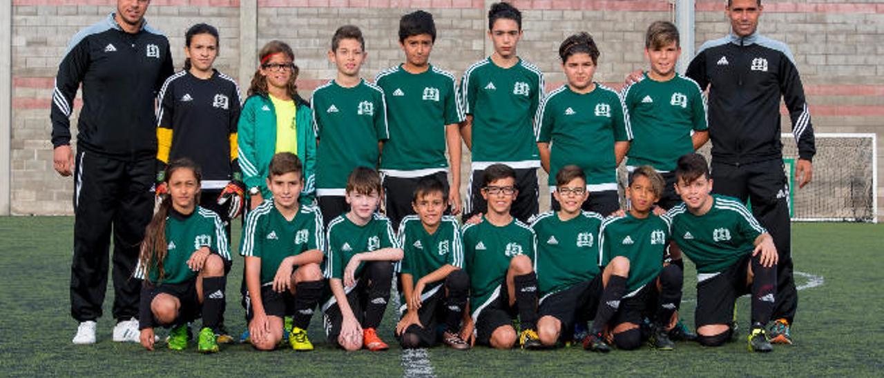 Las formaciones de los equipos alevines de categoría preferente de Las Majoreras y Achamán antes de iniciar su partido en el campo Pancho Ramírez.