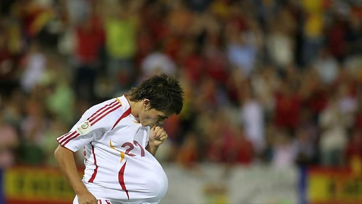 El astuariano David Villa celebra un gol con la camiseta de la selección en el Nuevo Vivero en el año 2006