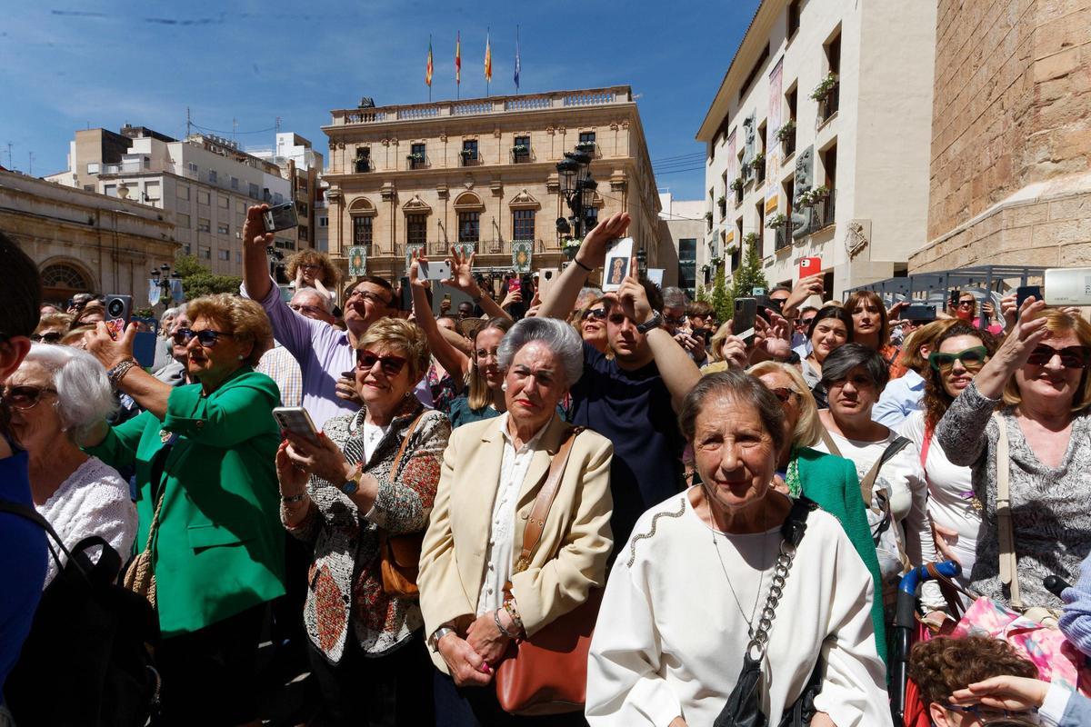 Numeroso público esperaba a la Virgen en la plaza Mayor.