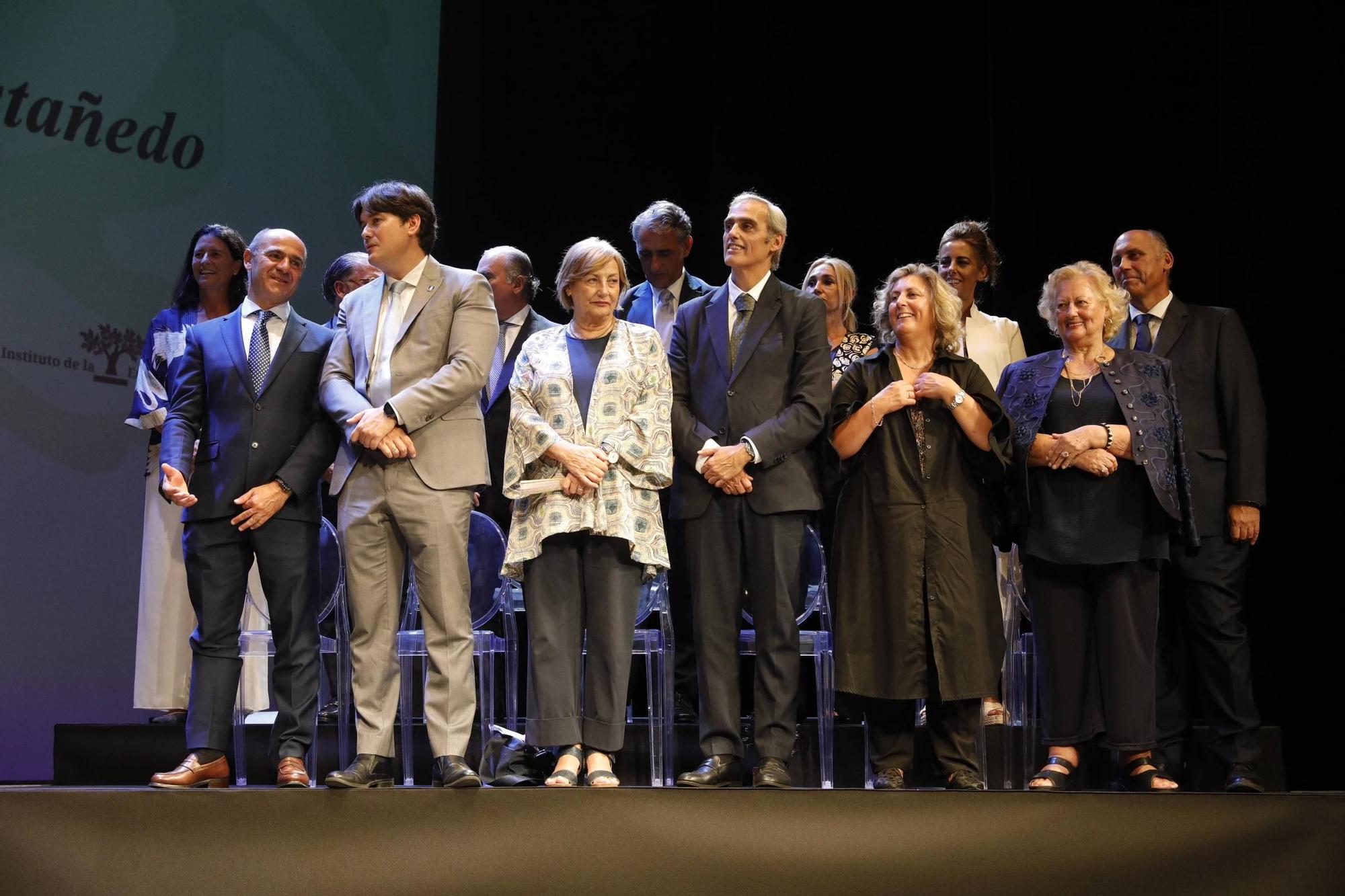 Entrega del premio "Familia Empresaria" a la familia Cosmen Menéndez-Castañedo