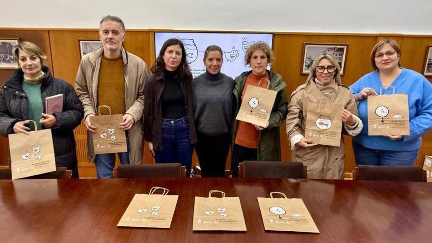 Lucía Seoane cos representantes das librarías, onte.