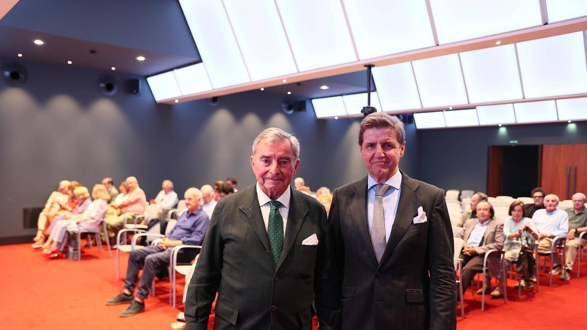 De izquierda a derecha, Javier Vega de Seoane y Pedro Sainz de Baranda, en el club LA NUEVA ESPAÑA.